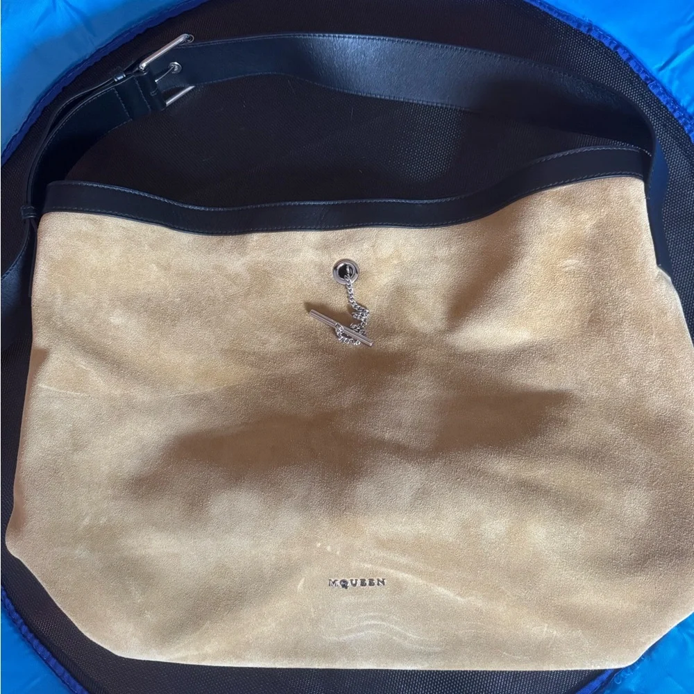 Alexander McQueen Pendant Leather Trimmed Suede Shoulder Bag $2600 SS26 - Picture 3 of 13